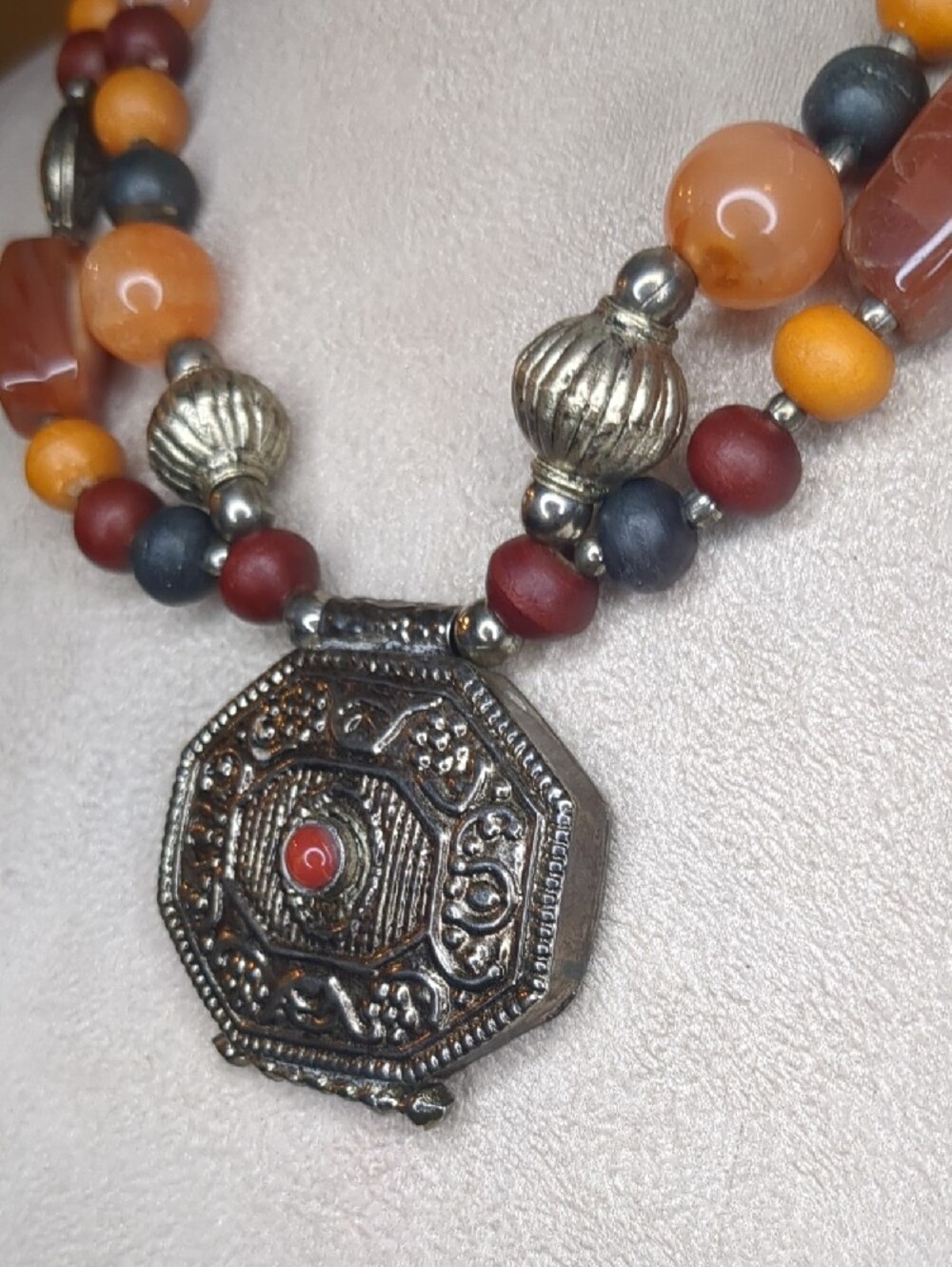 Vintage Tibetan Medallion Necklace Orange & Wood Beaded Gau Box - Picture 9 of 11